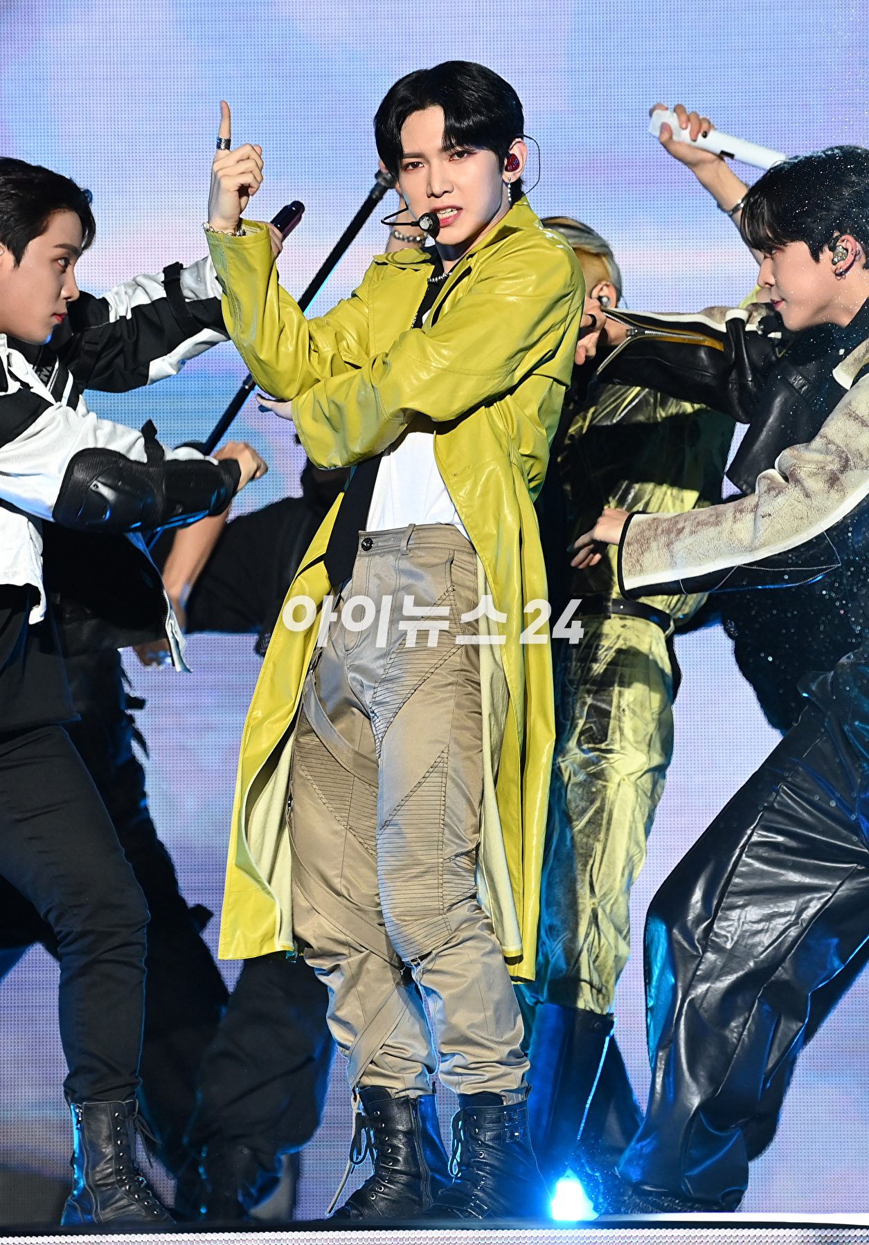 그룹 에이티즈가 28일 오후 서울 광진구 군자동 세종대학교 대양홀에서 열린 신보 '더 월드 에피소드 1 : 무브먼트(THE WORLD EP.1 : MOVEMENT)' 발매 기념 쇼케이스에서 포즈를 취하고 있다. [사진=김성진 기자]