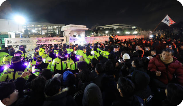 국회가 비상계엄 해제 요구 결의안을 가결한 지난해 12월 4일 새벽 국회 앞에서 시민들이 국회 출입을 통제하는 경찰과 대치하고 있다. [사진=연합뉴스]
