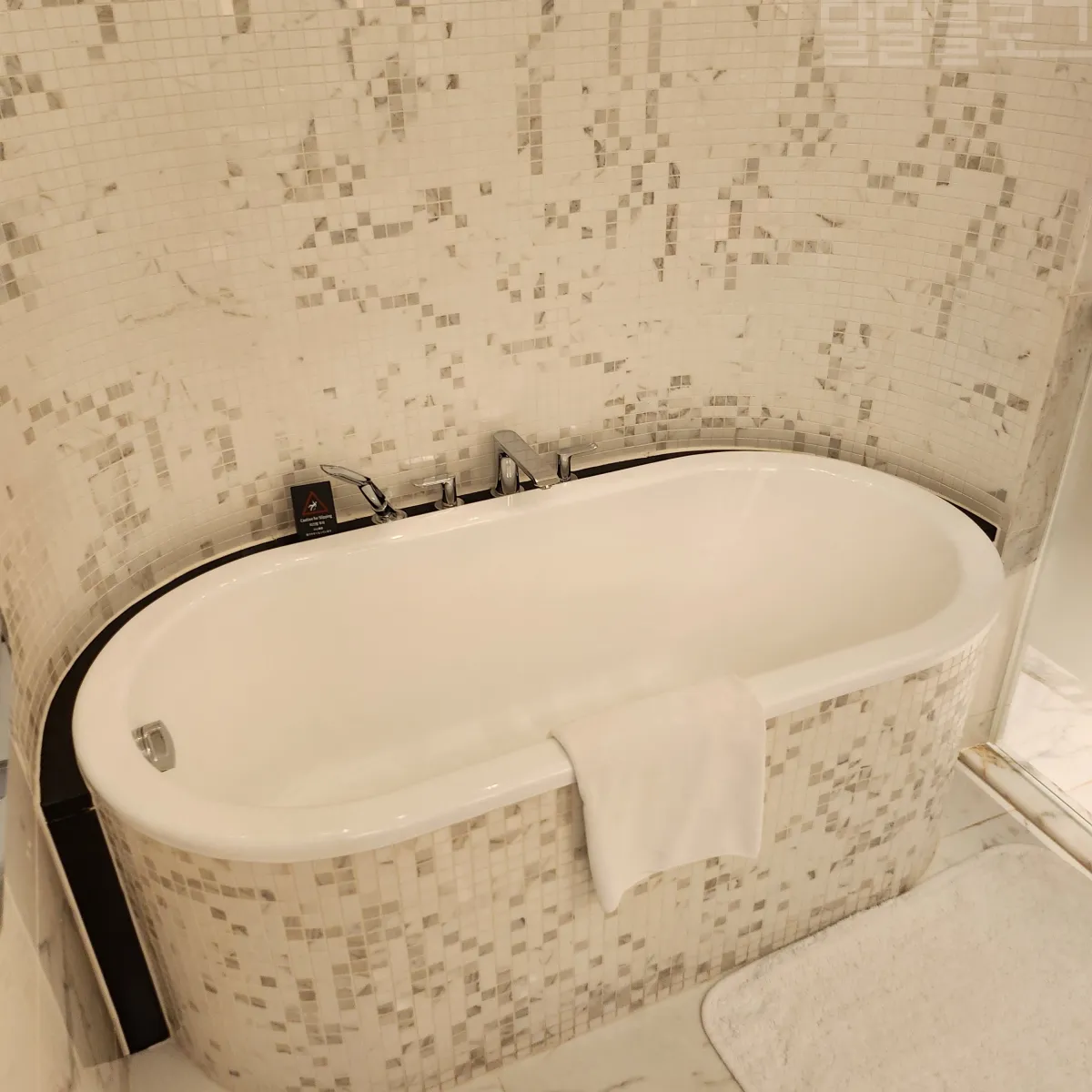 인천-파라다이스시시티-프리미어-디럭스-트윈-룸-욕조