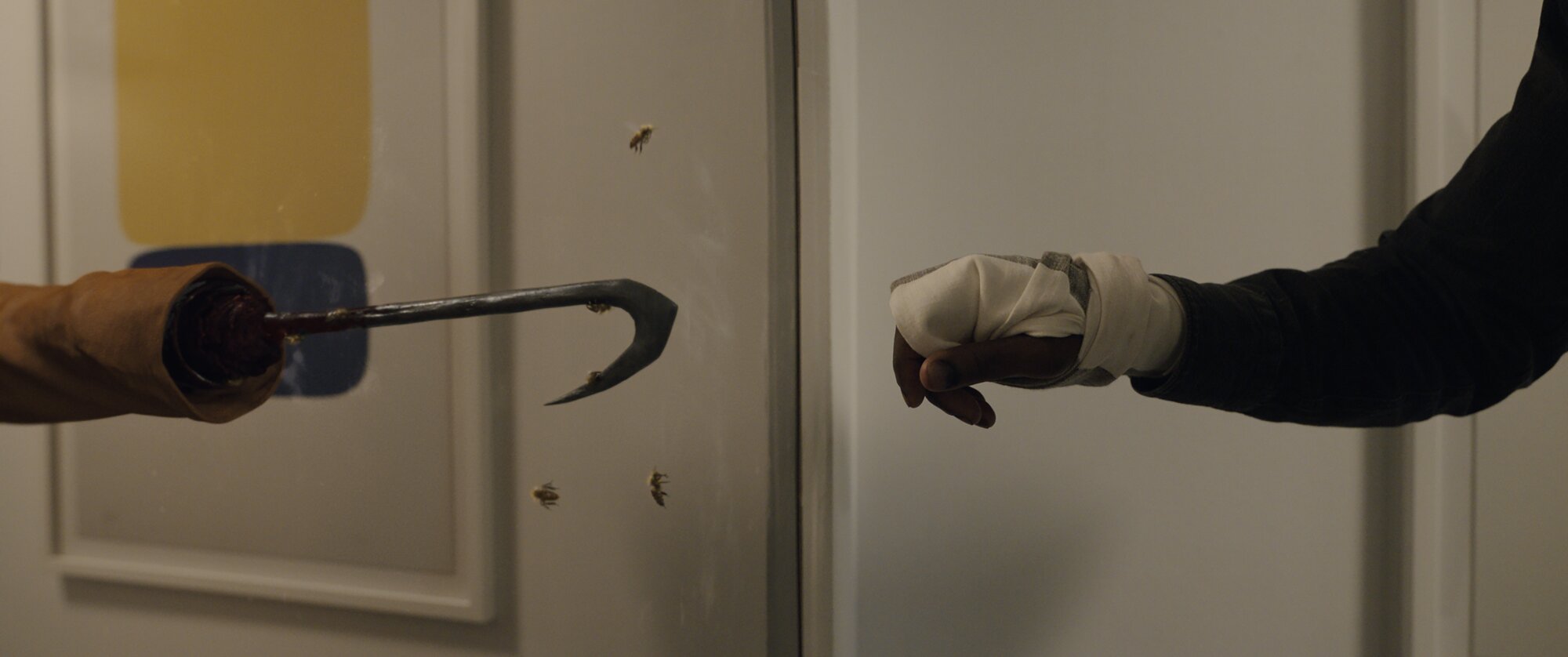 붕대감은 손 그리고 갈고리 손이 서로 마주보는 모습