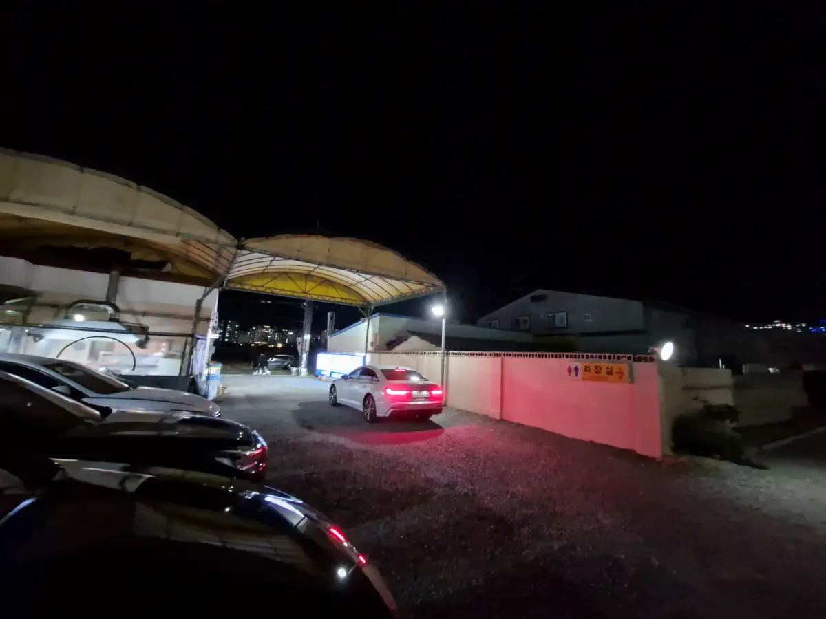 식당 뒷편 주차장1