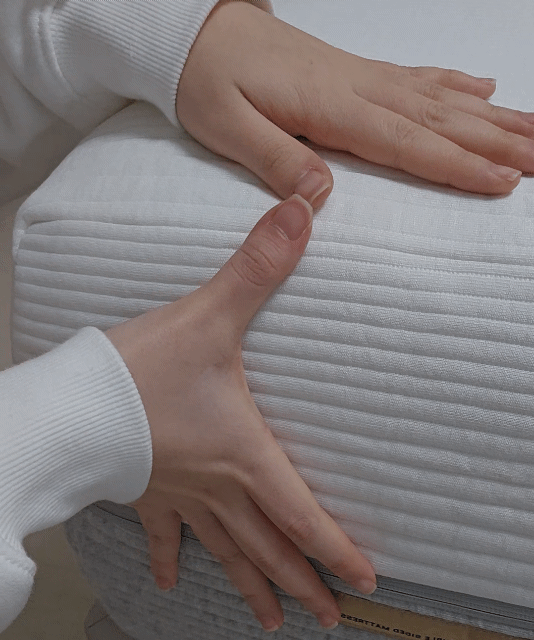 매트리스 눌러보는 gif