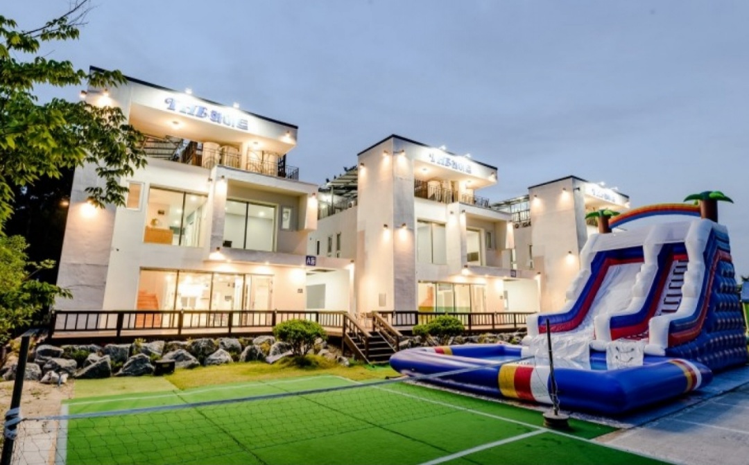 더 화이트 풀빌라