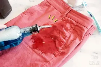 기름 얼룩 주방세제로 분해하고 베이킹소다 흡착 빠르게 지우기_5