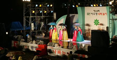 함안 공식 홈페이지 낙화축제 관련 사진입니다.