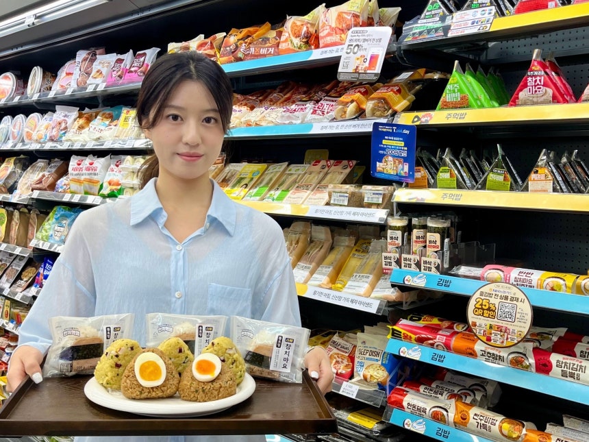 GS리테일이 운영하는 편의점 GS25는 속 재료를 토핑처럼 보이게 배치한 '통토핑 삼각김밥' 시리즈를 선보인다고 4일 밝혔다.