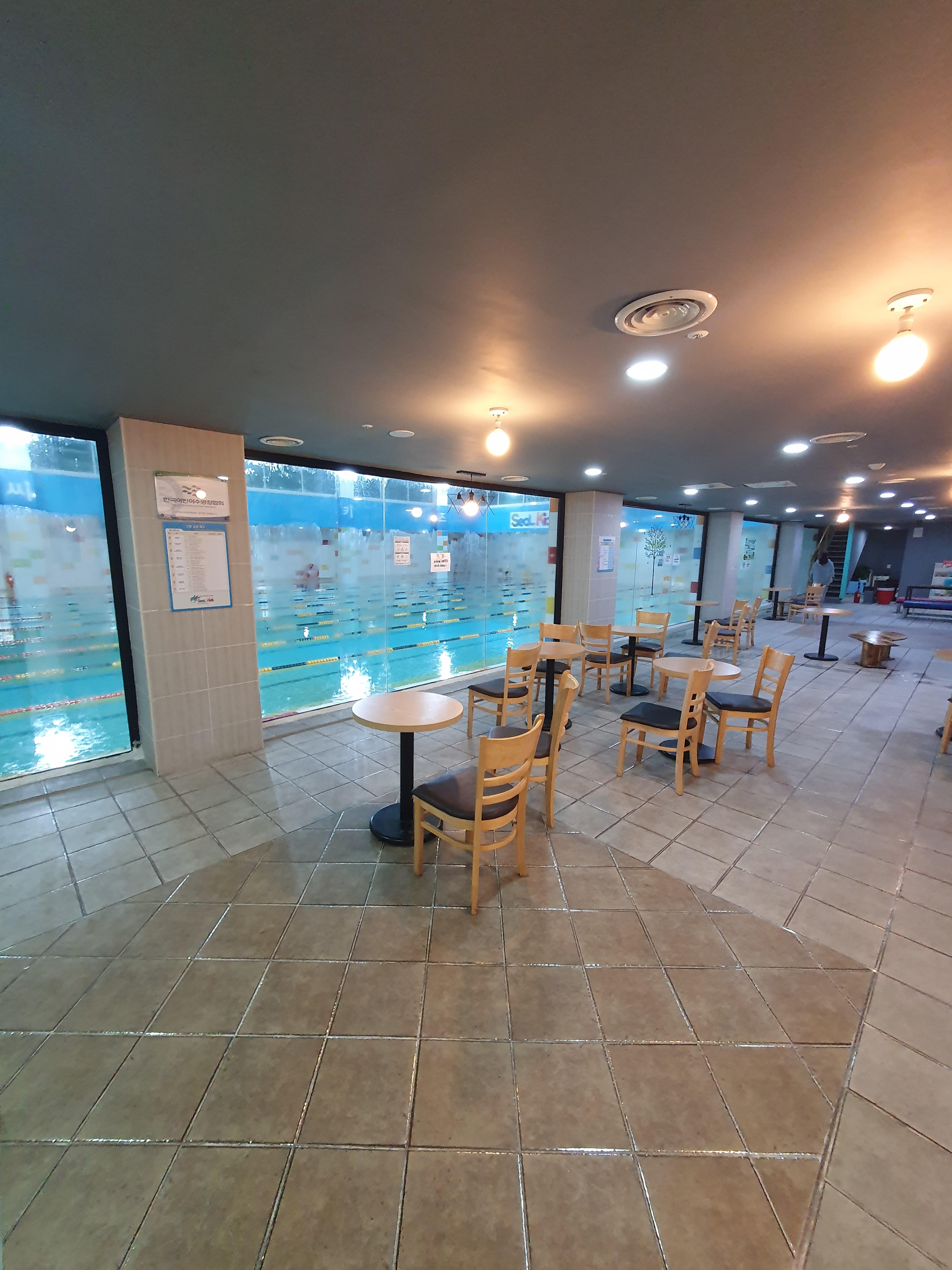 지하2층 수영장을 바로 볼수 있는 곳!