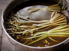 매콤한 소갈비찜과 달큰한 봄동의 만남, 동인동 찜갈비 제대로 즐기기
