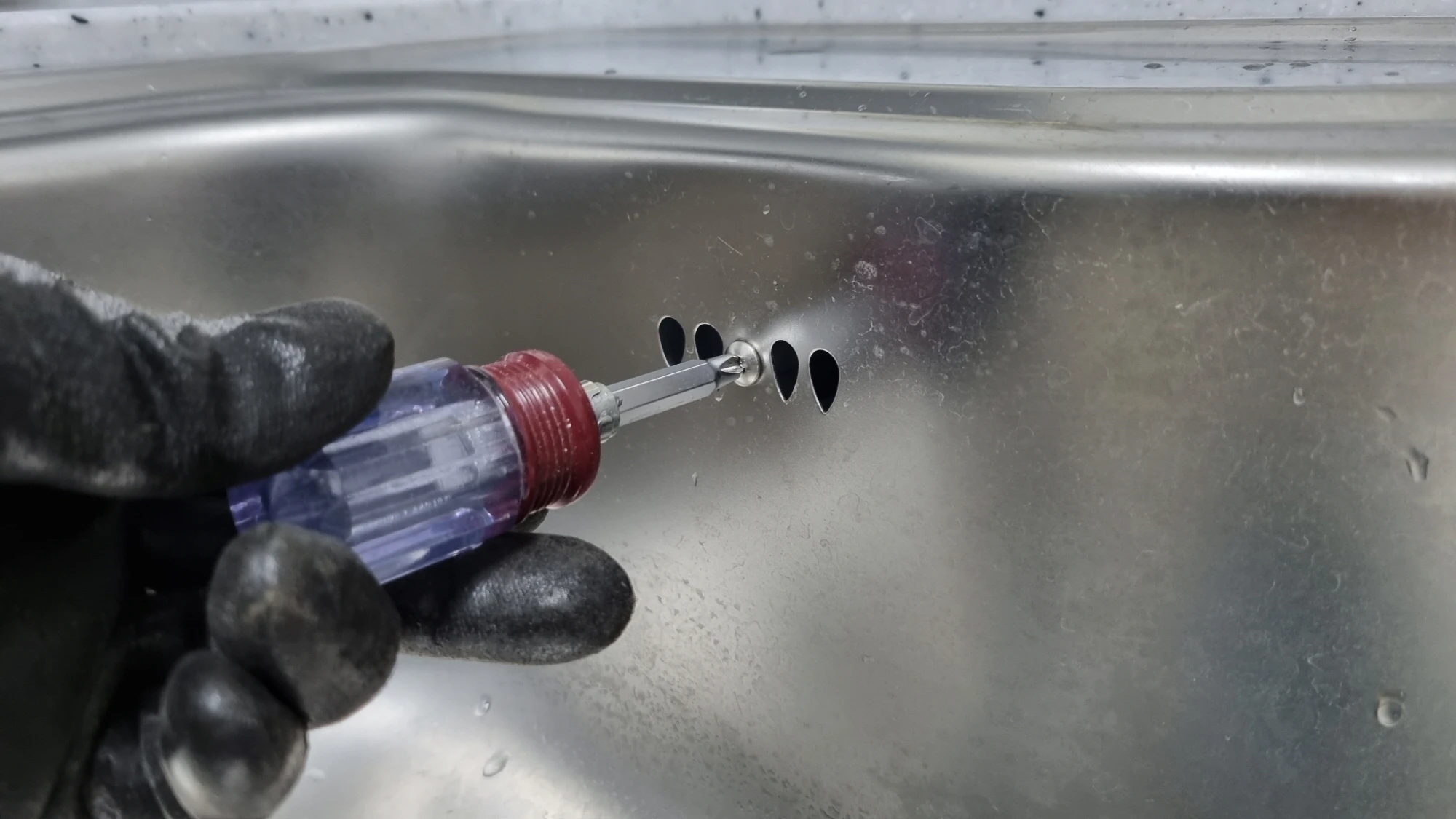 배수관 고정 볼트 풀기