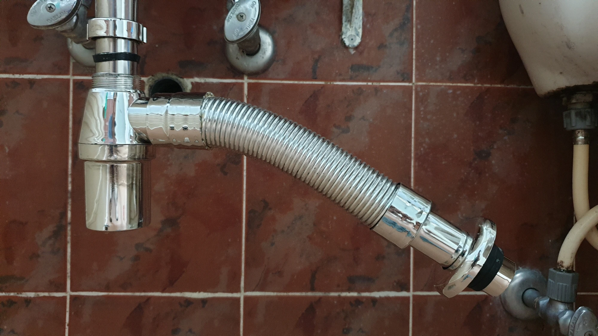 배수관 트랩 연결하는 모습