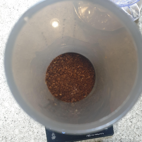 에어로프레스 몸통 안에 분쇄된 원두가 담겨 있다.