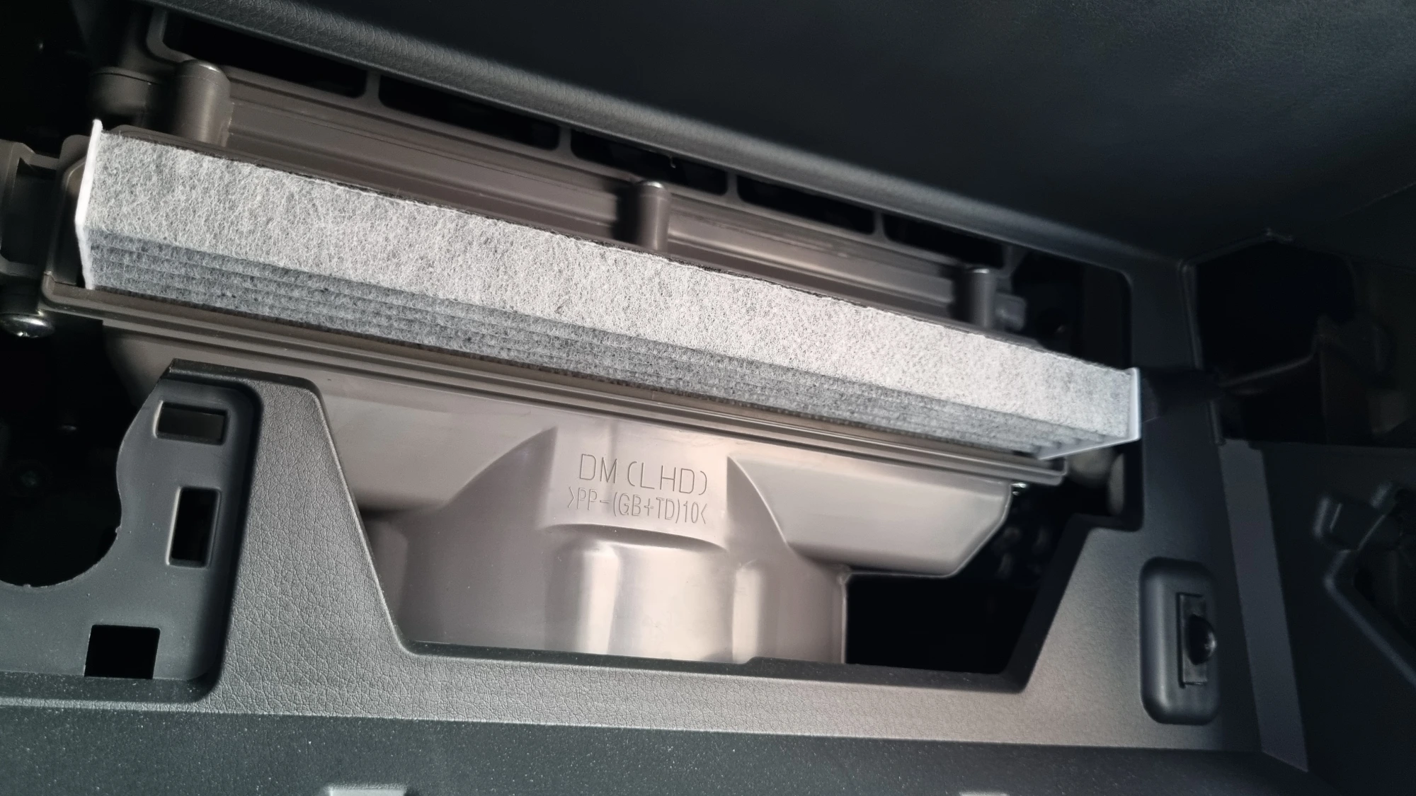 새 실내공기필터 끼우는 모습