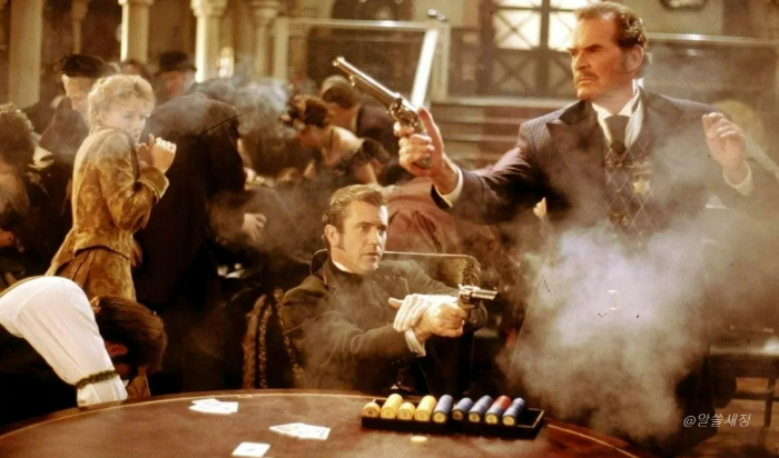 포커판에서 총싸움이 시작되는 장면