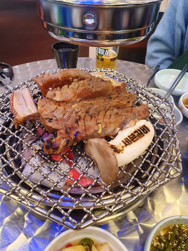 세븐갈비_구워지는_돼지갈비