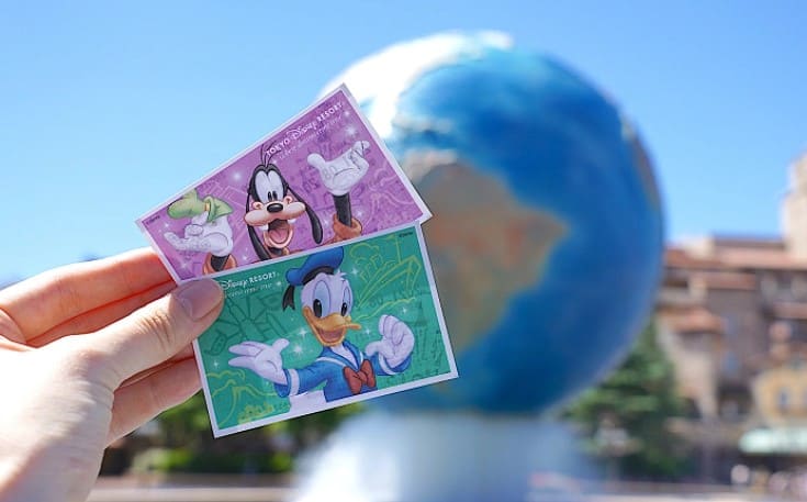 디즈니 티켓을 들고 있는 손의 사진