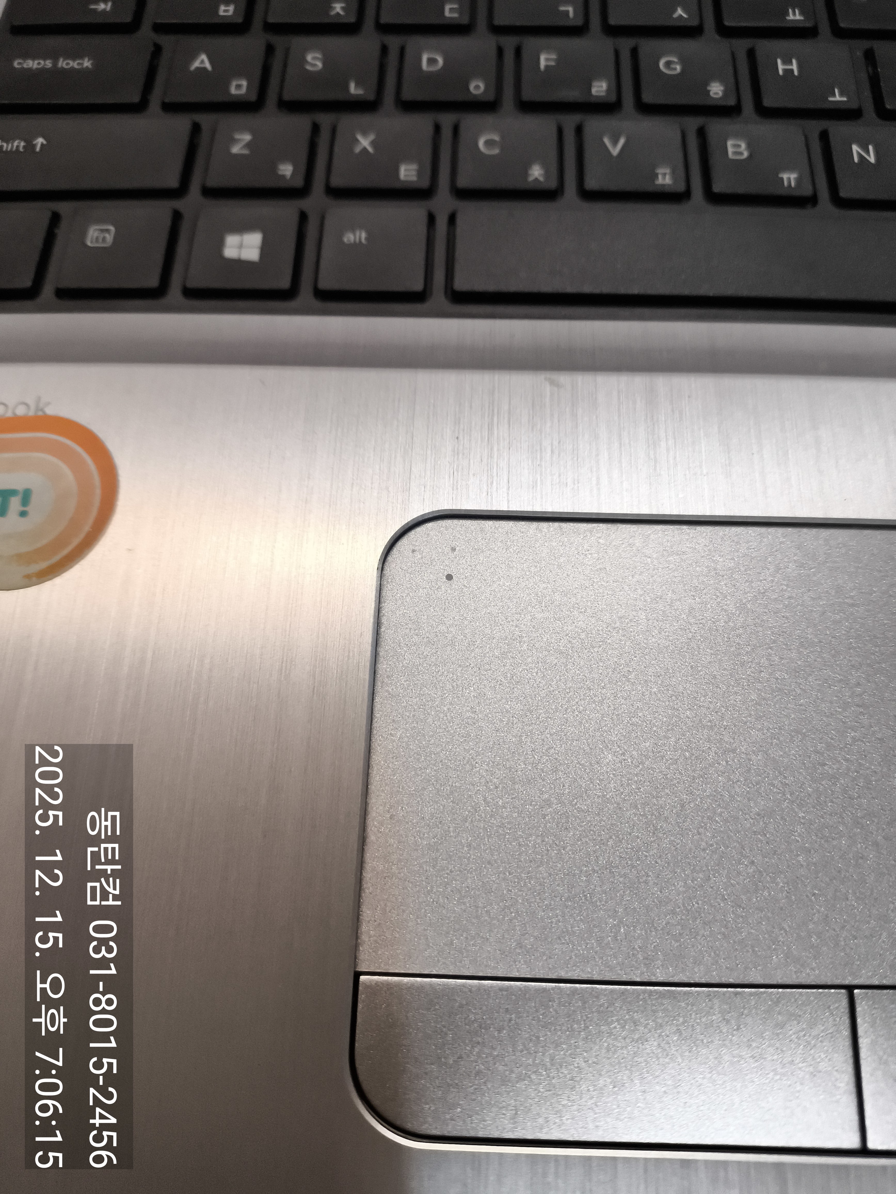 터치패드는 왼쪽 편에 LED가 있는데&amp;#44; 이 부분을 더블 클릭하면&amp;#44; LED가 켜지고 터치패드 비활성화가 됩니다. 