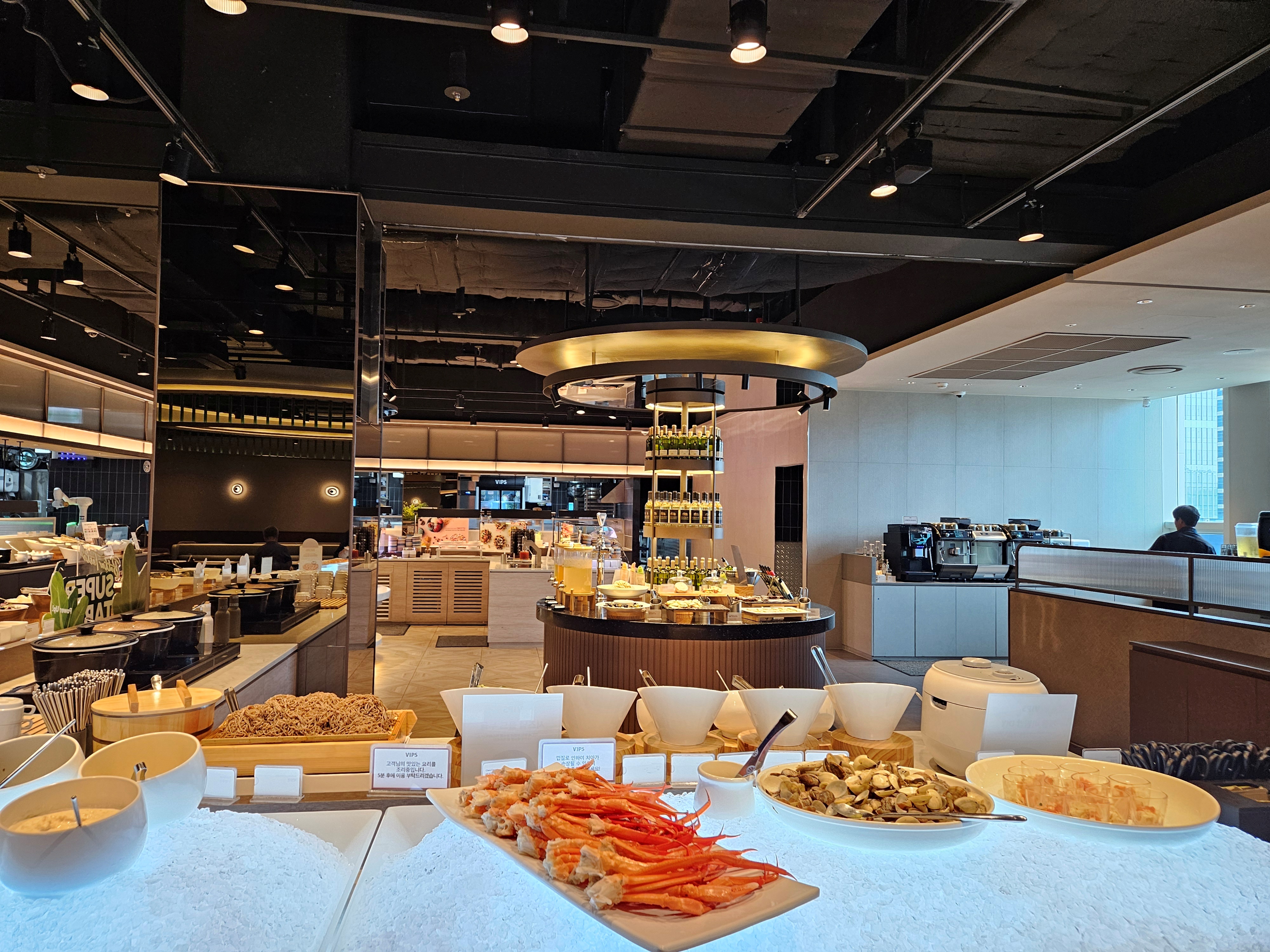 빕스-강동점-실내-뷔페-대게-모밀-조개-진열된-샐러드바-테이블