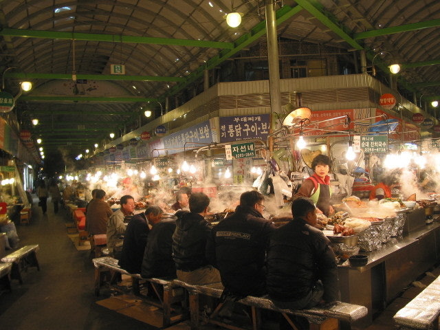 서울 광장시장 – 마약김밥부터 육회까지, 전통과 먹거리가 살아있는 시장