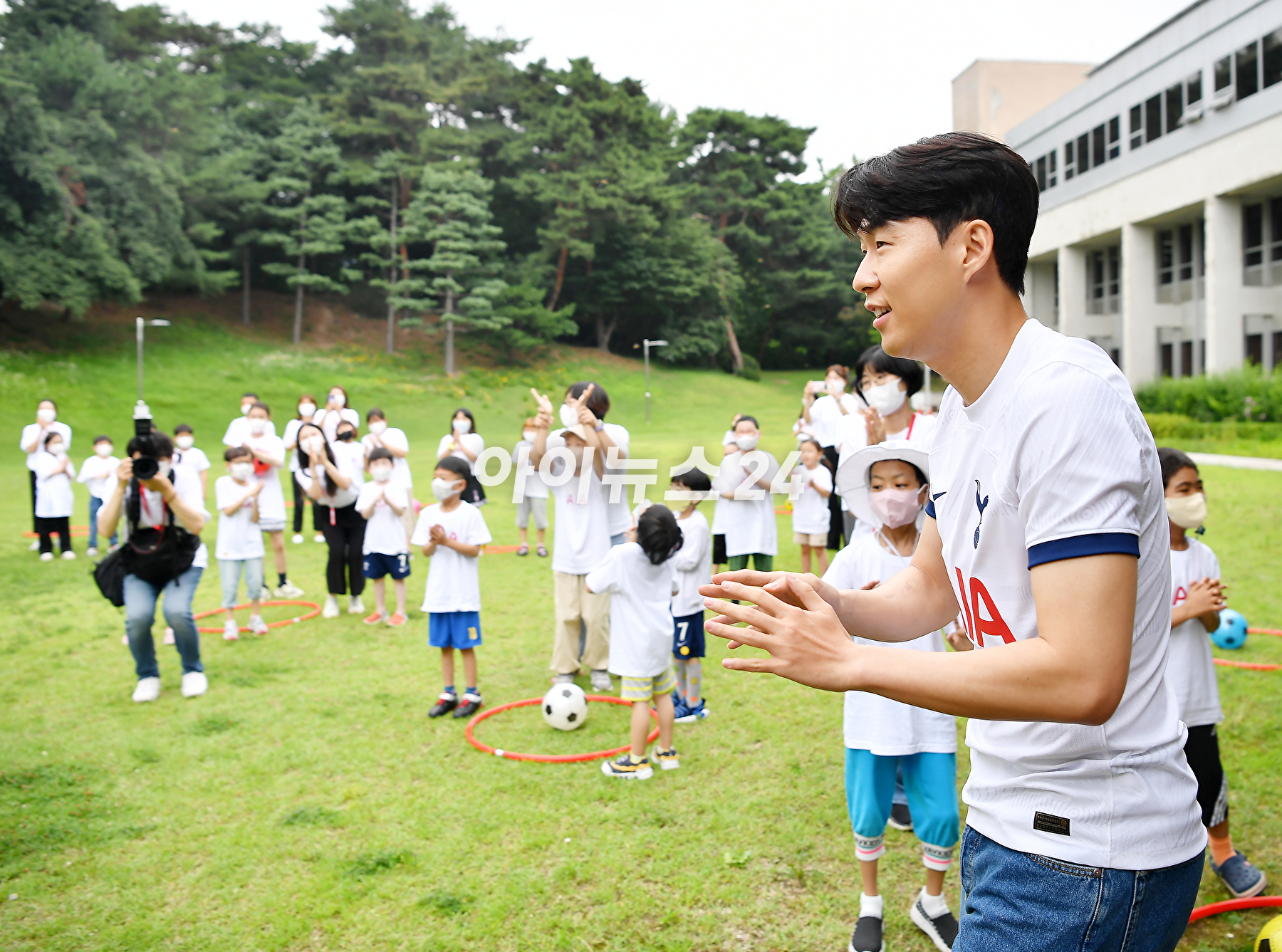 축구선수 손흥민이 4일 오후 서울 동대문구 글로벌지식협력단지에서 열린 AIA생명 소아암 어린이 돕는 사회공헌 캠페인에 참석해 어린이들과 공놀이 시간을 갖고 있다. [사진=곽영래 기자]