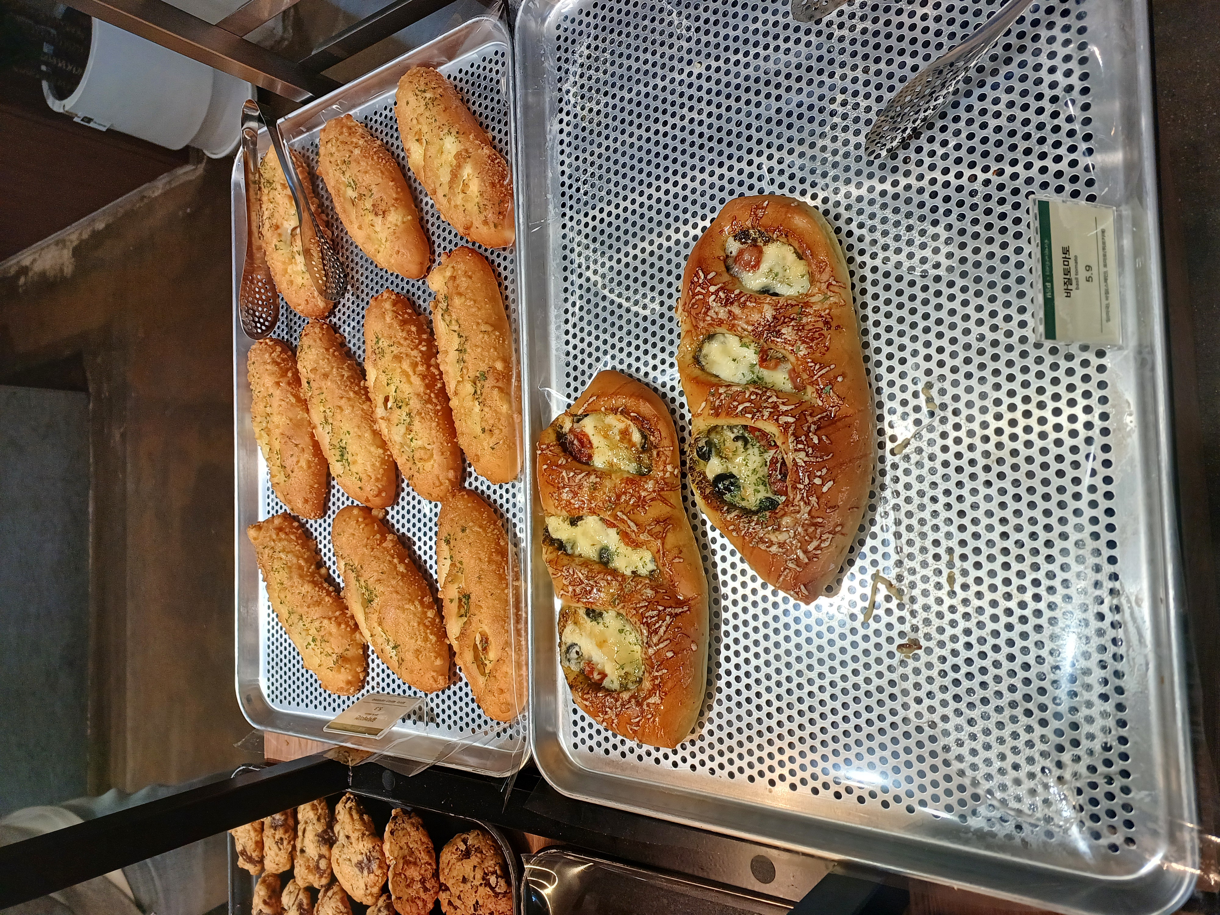 카페 N&amp;D 빵 바질토마토