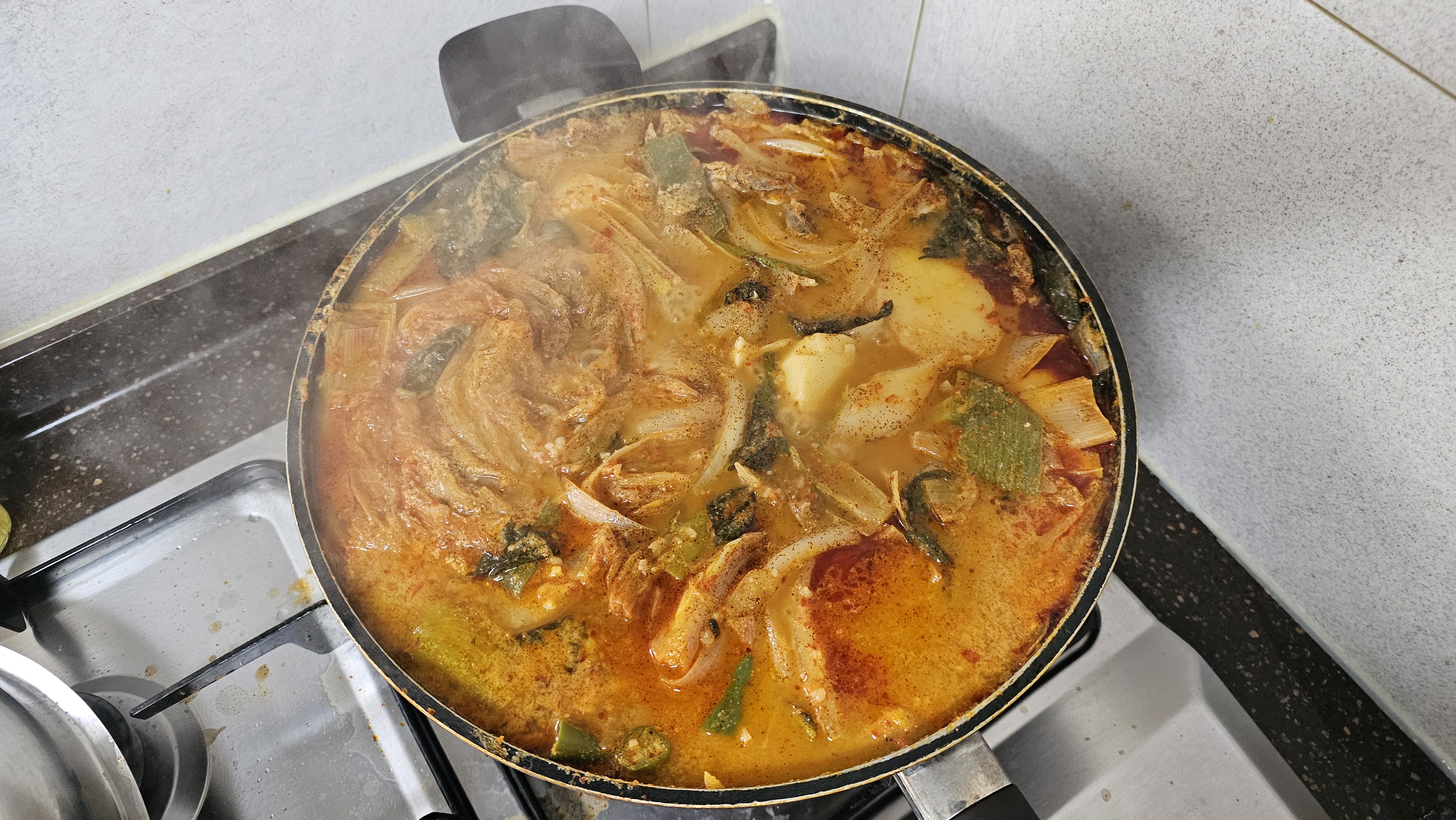 맛있는 묵은지 등뼈 감자탕 완성