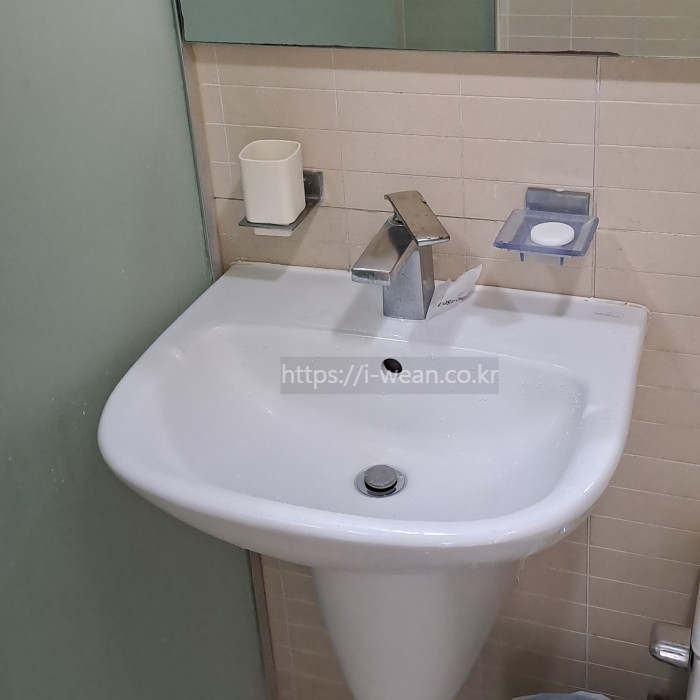 세면대에 비누가 있습니다.