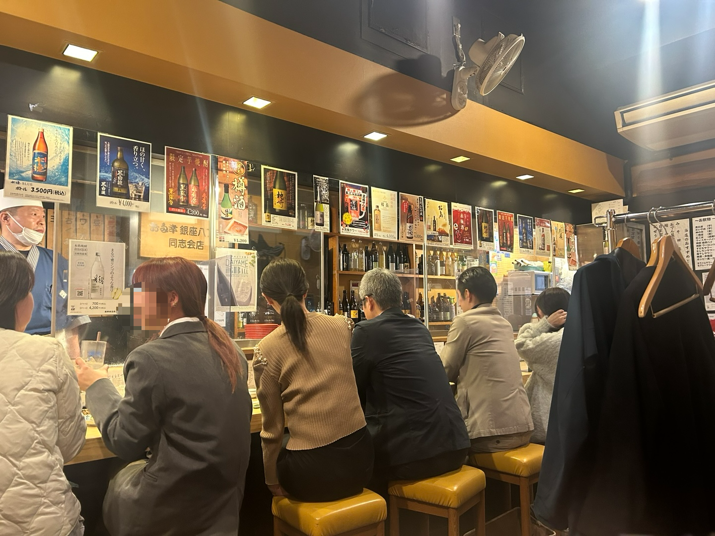 kamekou-식당-내부-다찌석-사람들-사진