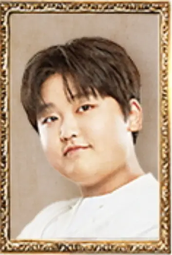 미스터트롯2-
금빛액자안 흰색 셔츠 입고 옆으로 서서 카메라를 보고 있는 박성온