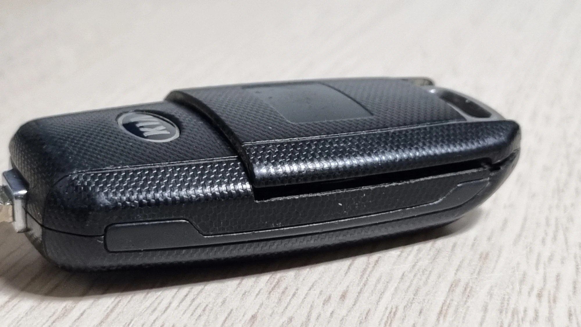 리모컨 건전지 커버 여는 모습