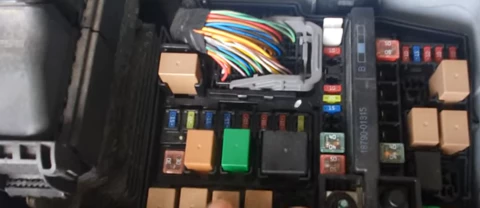 자동차 엔진룸 퓨즈박스 위치