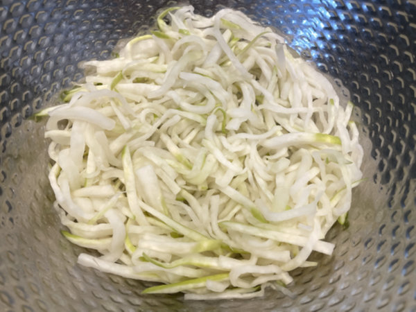 뭉친 무 손으로 살살 풀기