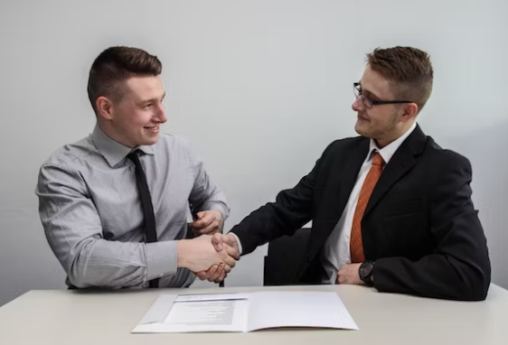 채권이-성립하도록-두-남자가-계약을-체결하고-악수하고-있다