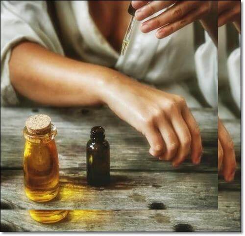 피부 패치 테스트 하는 남성