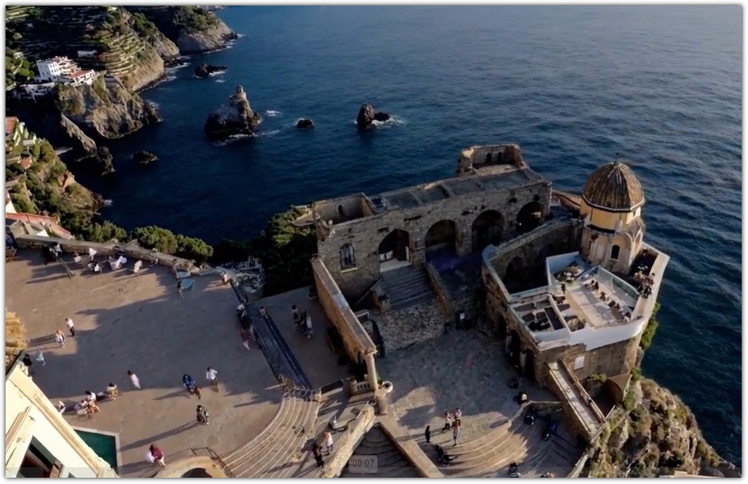 이탈리아 아말피 해안의 드론뷰의 프롬프트