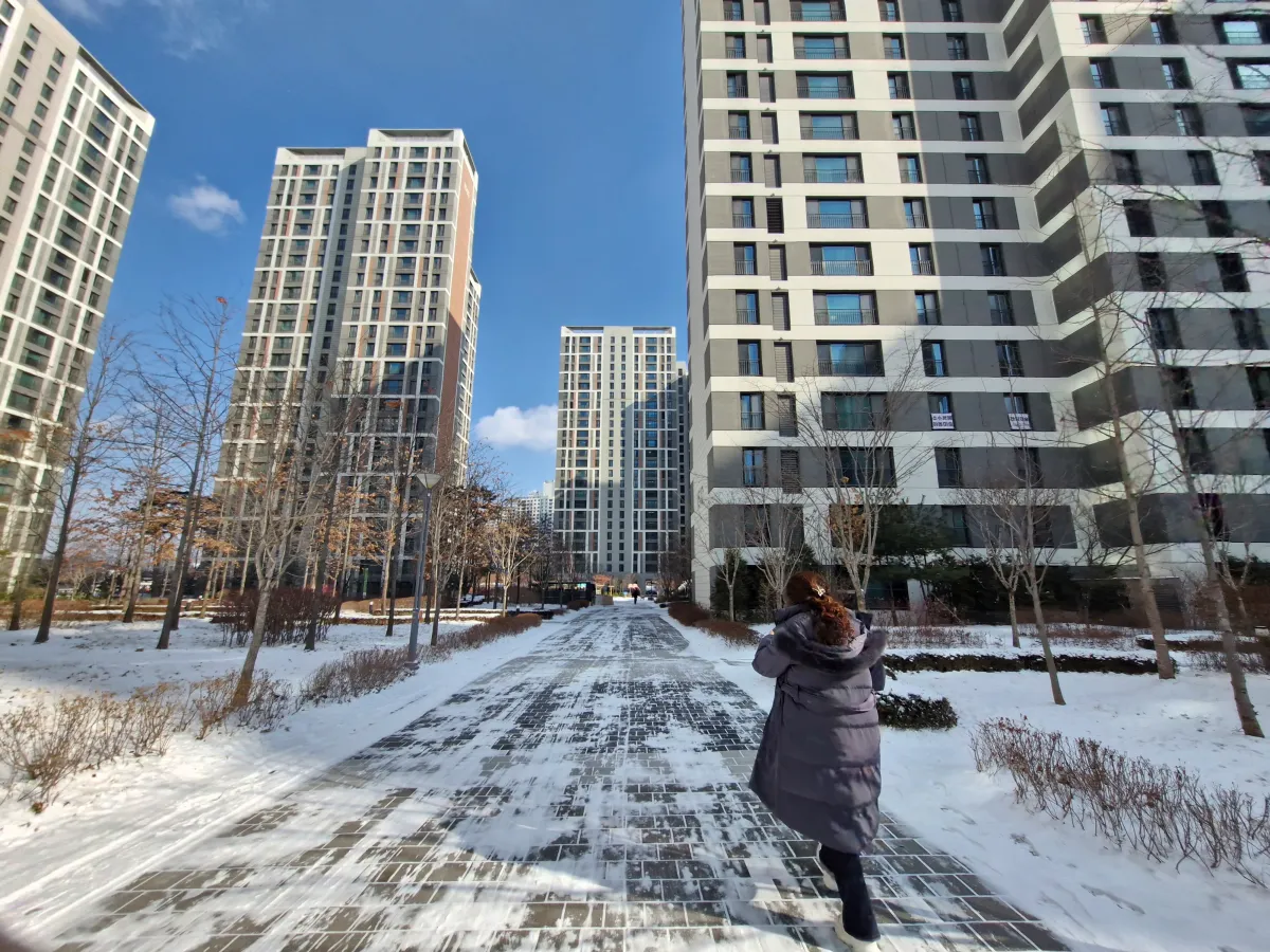 하얗게-내린-눈이-많이-쌓여있는-아파트-단지