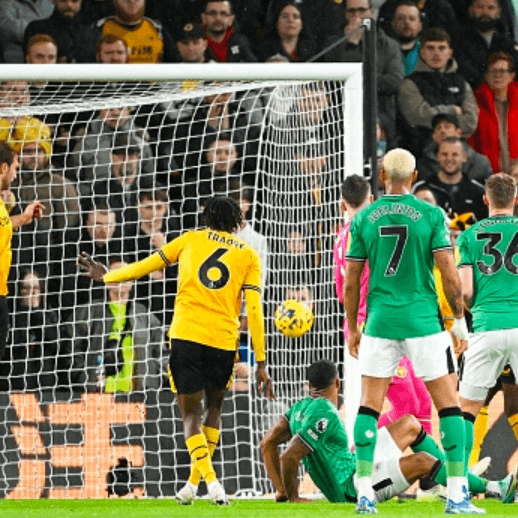 상대방이 프리킥이 성공하는 장면