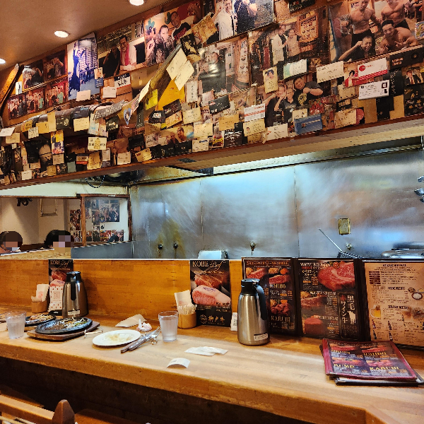 온같 스티커와 명함이 붙어 있는 매장 내부. 좌석은 바형이다.