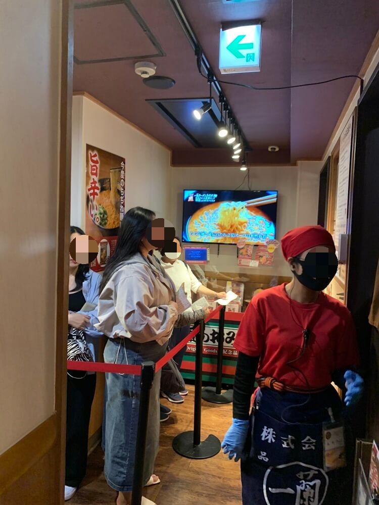 좌석 판넬을 볼 수 있는 대기 장소