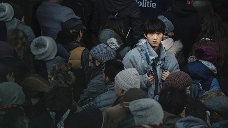 인파 속에서 외로이 서 있는 노기완