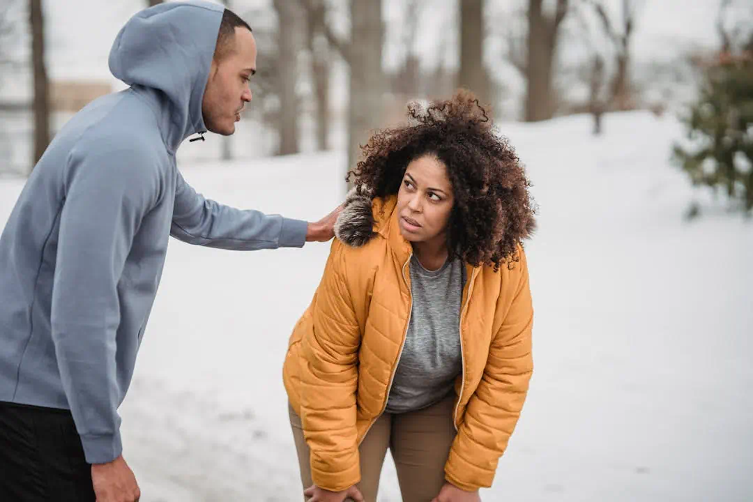 어깨에 통증이와서 어깨를 주물러주는 모습