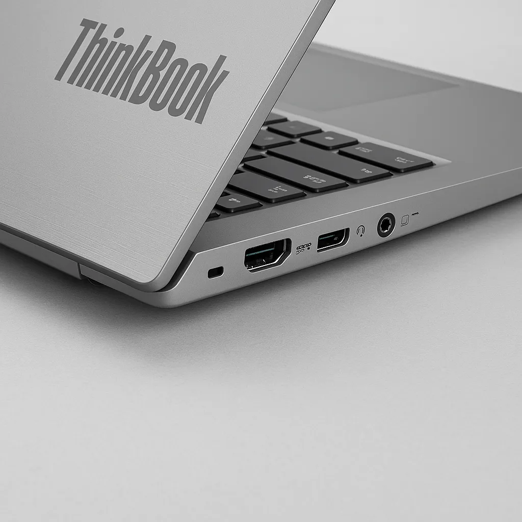 다양한 포트 구성이 보이는 씽크북 15 Gen5 측면 근접 이미지