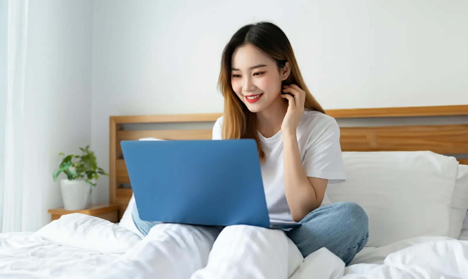 영상을 시청중인 여성