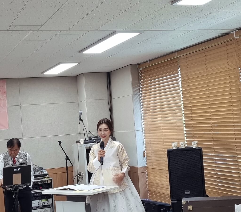 '가정의 달맞이 어르신 효잔치 한마당' 사회를 맡은 이선율