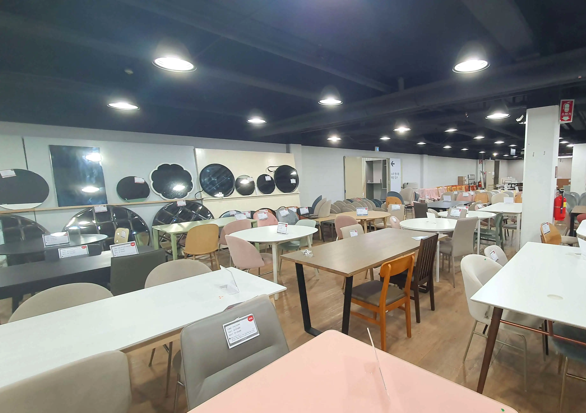 리바트-용인-상설매장-내부,-판매중인-테이블과-의자들