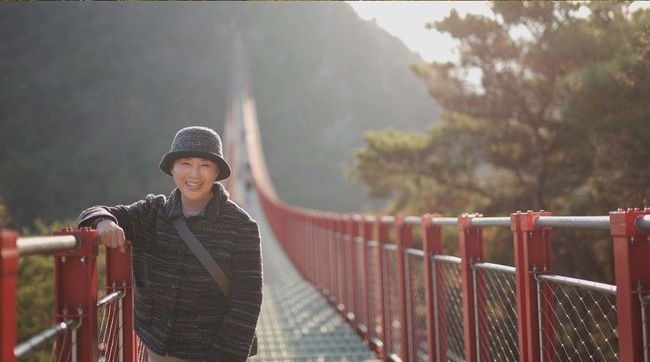 고두심이좋아서-순창-채계산-출렁다리-위-웃는-고두심