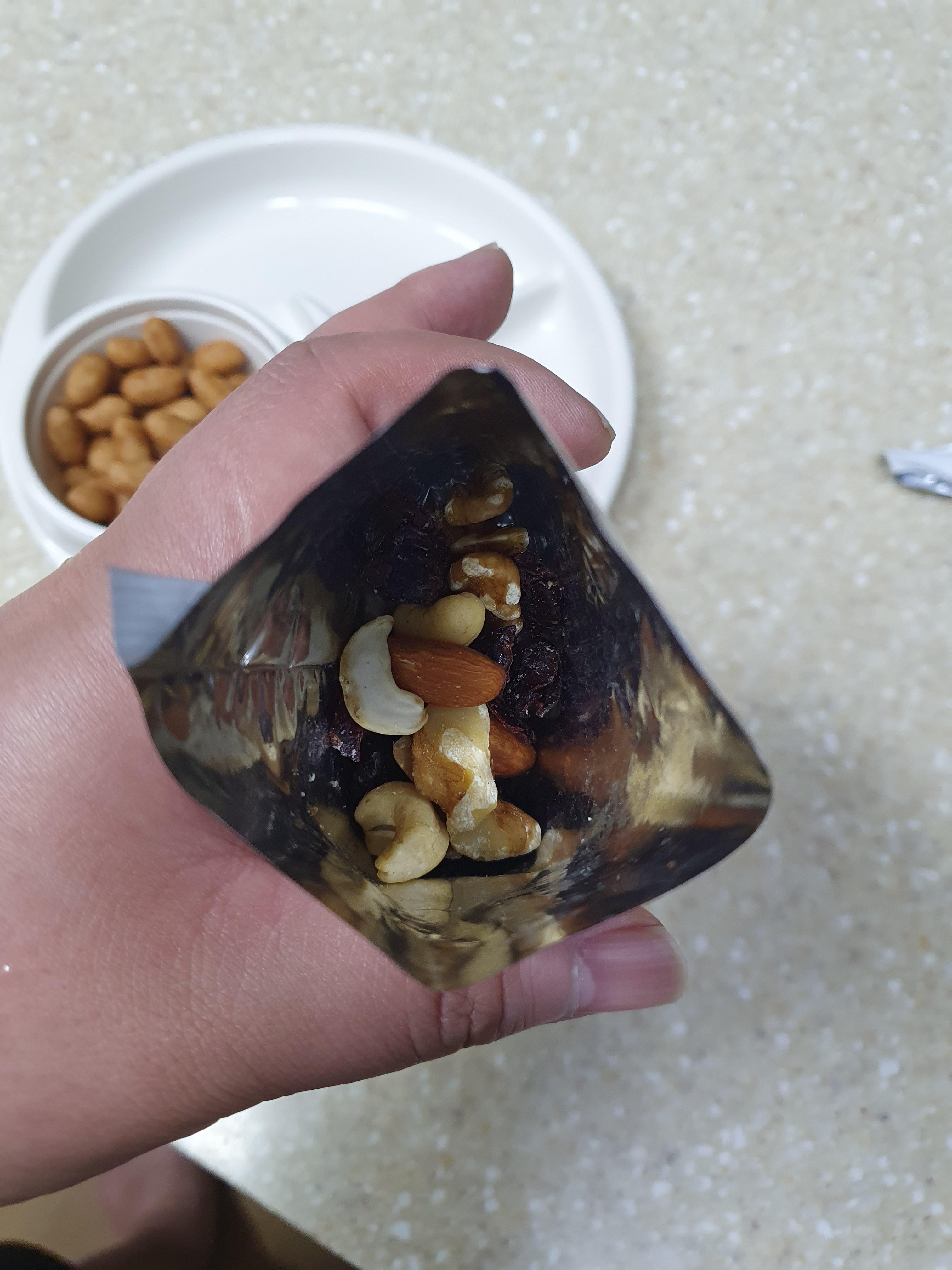 20그램이기 때문에 양이 그렇게 많진 않지만, 요기하기론 딱 좋습니다.