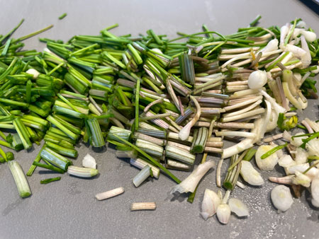 달래 잘게 자르기