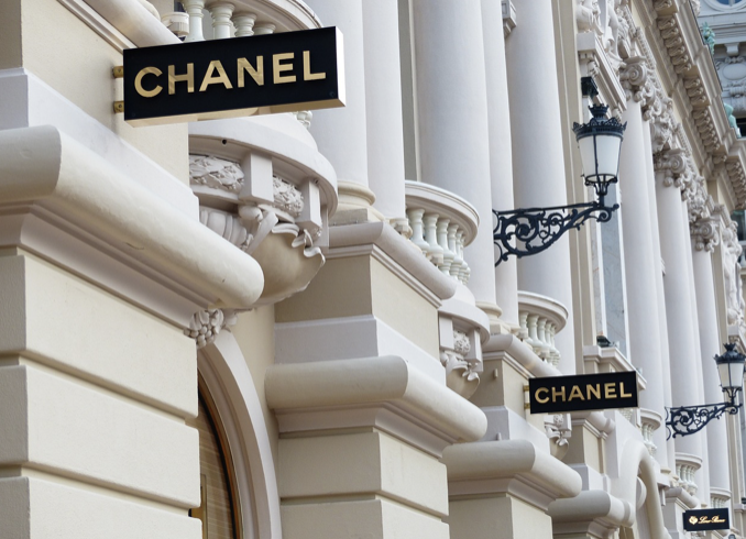 명품 브랜드의 숨겨진 이야기 – 샤넬, 루이비통, 구찌 등 유명 브랜드의 흥미로운 비하인드 스토리