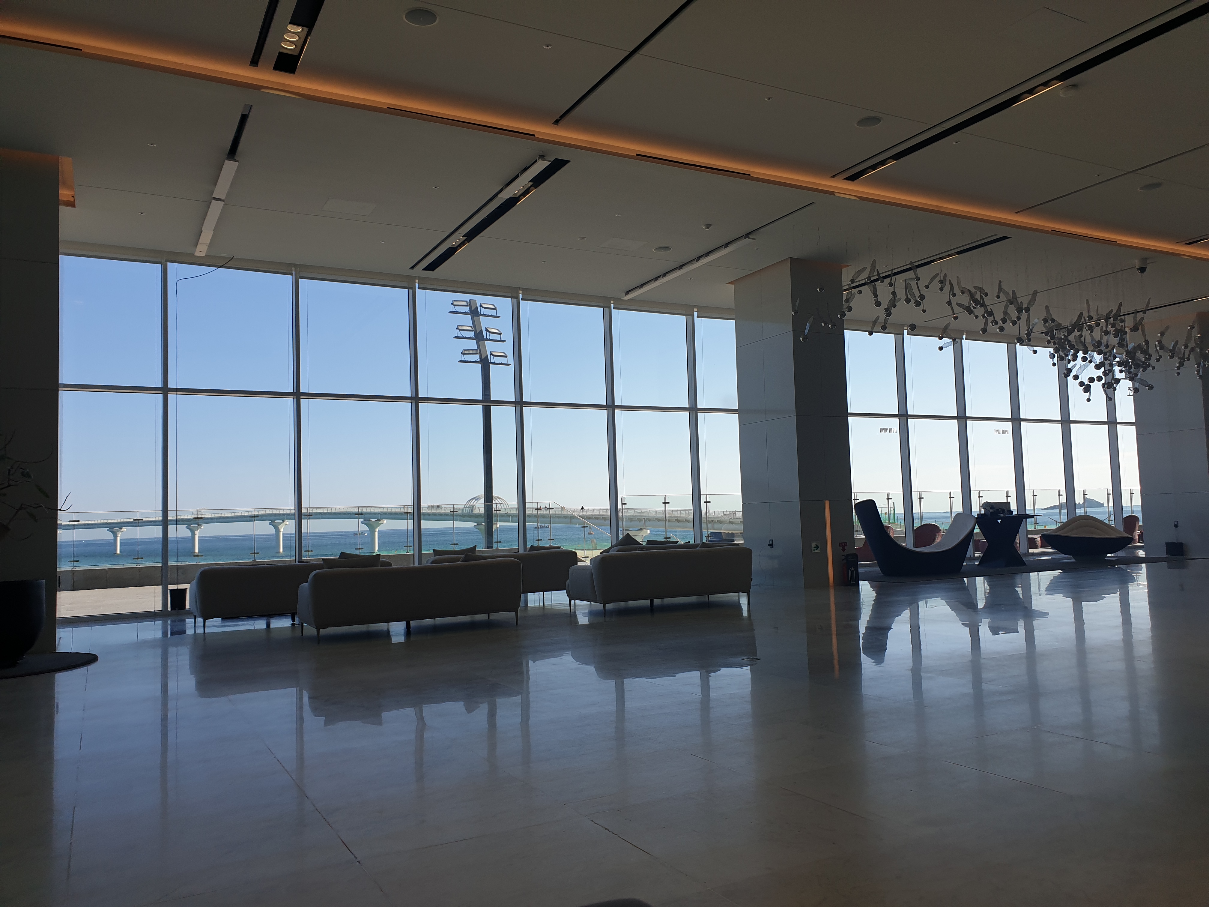넓은 로비 바다가 쪽은 모두 창으로 되어 있어 바다를 감상할 수 있다.