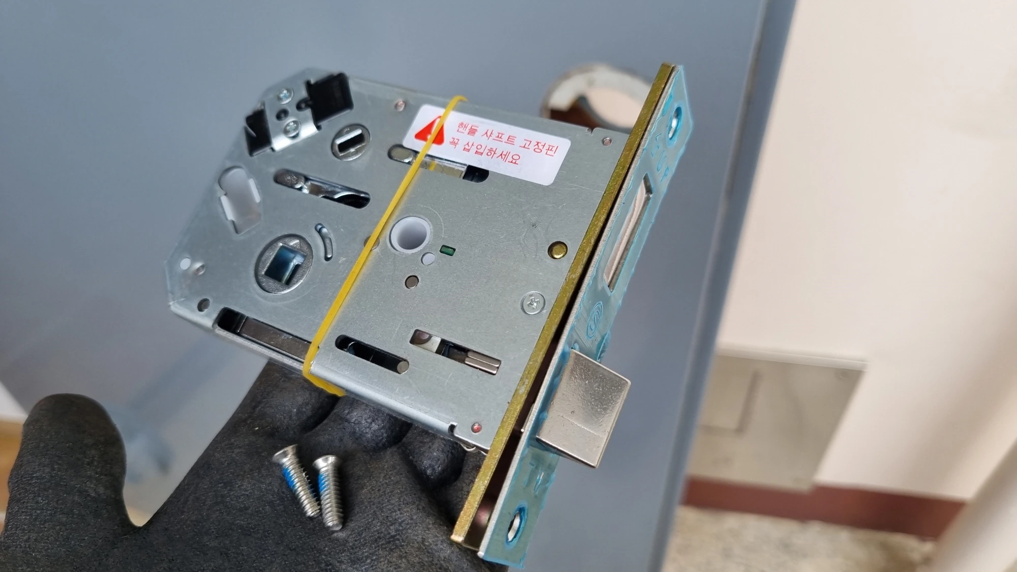 문 옆면에 끼우는 장치 모티스